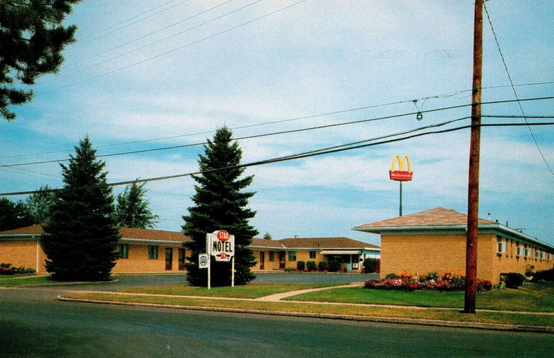 Star Motel (Strohs Motel) - Old Postcard (newer photo)